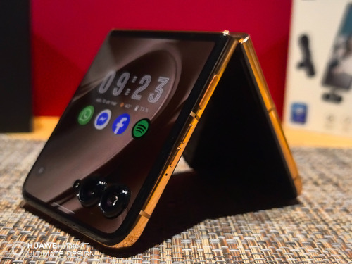 Motorola Razr 50 Ultra 256gb Color Moca Mousse En Caja Chocolate (Usado)