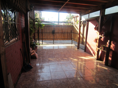 Cómoda Casa 3d Y 1b, Calle Socoroma, Metro Hospital El Pino.