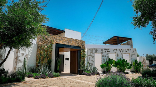 Casa En Venta En Los Lirios En Montemorelos