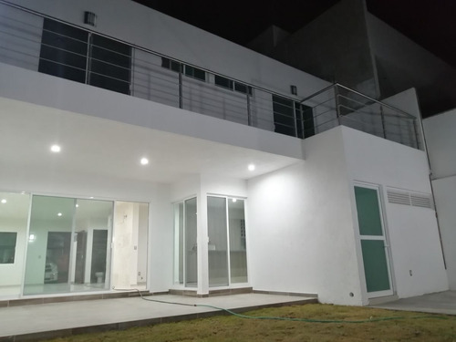 Casa En Venta En Juriquilla Campestre, Gran Terreno De 299 M