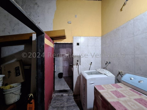 Amplia Casa Con Luz Trifásica Independiente En Cada Nivel En Venta En Barrios Lourdes Cerca De La Av Bermudez Y Cedro Db 24-23164