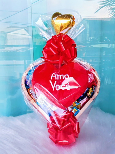 Imagem 4 de 4 de Cesta De Chocolate Luxo Bombons Diversas Marcas Com Coração