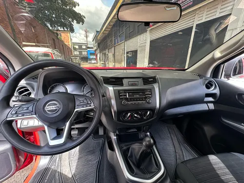 Nissan Doble Cabina + Platón 4x2 Modelo 2022. Único Dueño