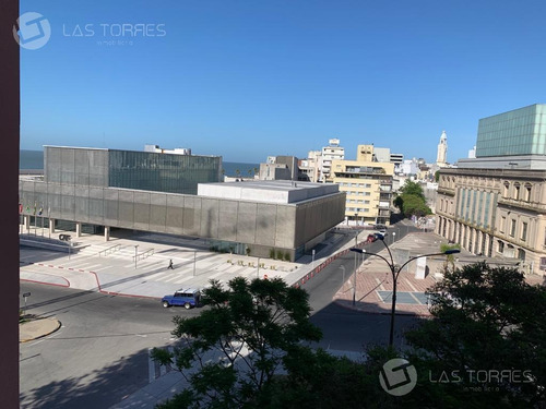 Apartamento - Ciudad Vieja - Amplio, Frente, G.c 3.900, Locomoción