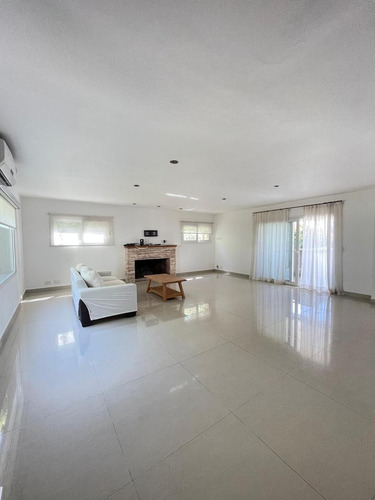 Casa En Alq. Anual - Santa Teresa, Villanueva - 5 Amb - A La Laguna Con Muelle