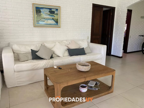 Alquiler Temporario De Casa De Tres Dormitorios Con Piscina En Barrio Lugano A Pasos De Punta Shopping, Punta Del Este