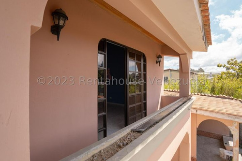 Casa En Venta Con Amplias Áreas Verdes Con Piscina Colinas De Carrizal, Carrizal Altos Mirandinos