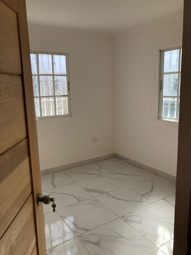 Hermosa Casa En Venta, Residencial Amalia, Autopista De San Isidro, Santo Domingo Este. República Dominicana