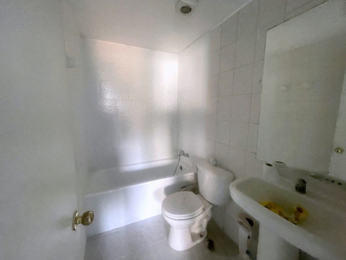 Departamento Amplio En Av. PerĂș 972, Recoleta.