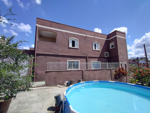 Sobrado A Venda, Imóvel Com Ótima Estrutura E Excelente Manutenção