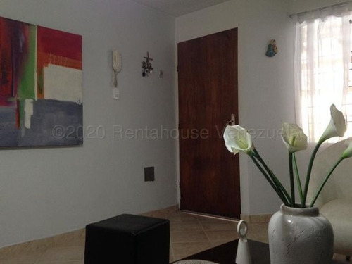 Imagen 15 de 30 de Casa Remodelada Y Conservada En Venta En La Rosaleda Este De Barquisimeto Lara, Numero De Contacto Directo: (0-4-2-4-5--9-3-7-5-4-2-)/ Numero Código De Referencia Rent-a-house: 22-7965