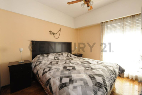 Venta Departamento Semipiso 4 Ambientes Con Cochera Balcon Y Dependencia - Flores