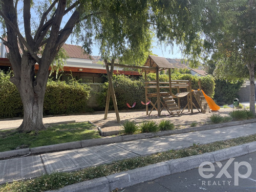 Casa En Venta De 4 Dorm. En Colina