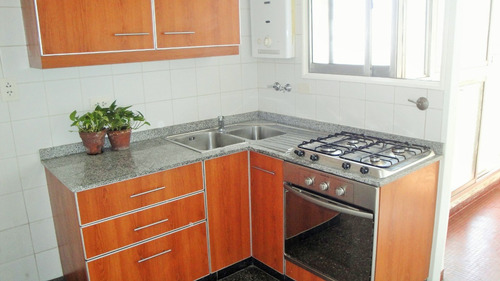 Dueño Vende 2 Amb. Carabobo Al 400. Zona Pza. Misericordia.