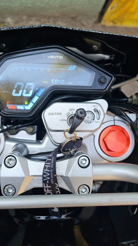 Motocicleta Cross Max 300cc. Roja 2024, 7,000 Km.