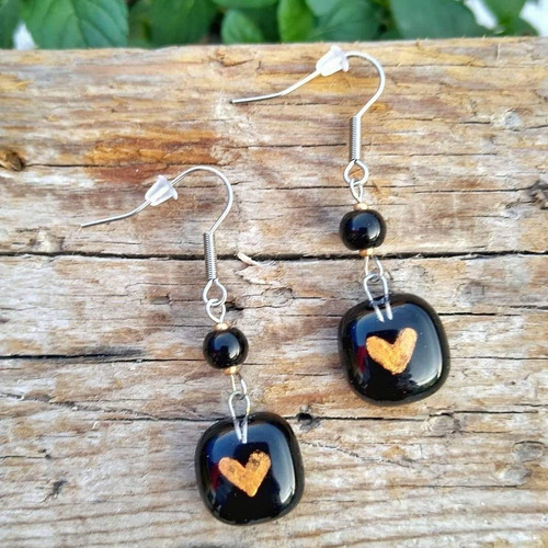 Imagen 3 de 4 de Aretes Largos Corazón De Metal En Acero Y Vidrio Fusionado