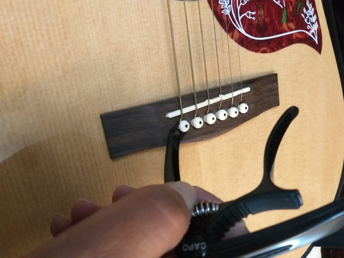 Cejilla Para Guitarra Eléctrica - Acústica Con Porta Uñeta