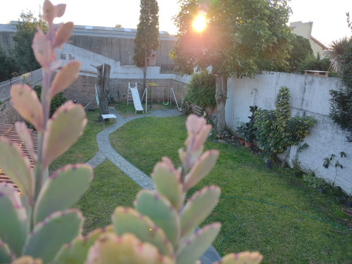 Chalet 4 Dormitorios Y Jardin En Banfield Excelente Estado