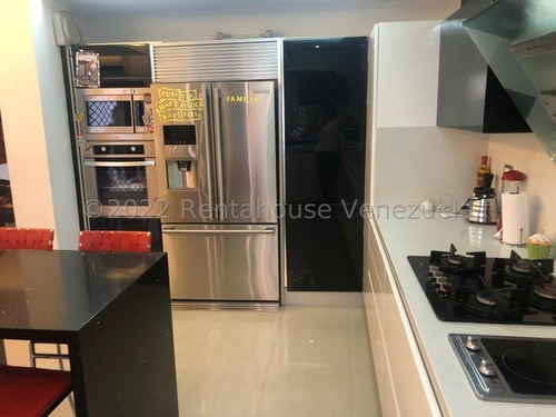 Hermosa Y Bella Casa De Niveles Con Detalles En Escayola, Estilo Moderno Con Cocina , Con Tope De Siliestone , Baños Modernos ,ubicada En Zona Tranquila, Conjunto Exclusivo Y Entablillado Con Patio, Z