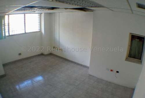Boleíta Norte !! Fabuloso Local Comercial, 348 M2, Amplias Oficinas, 4 Baños, Espectacularmente Mantenido, Fachada De Ladrillos, 7 Puestos De Estacionamiento.