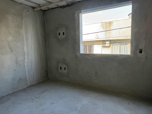 Excelente Sobrado Triplex No Centro De Balneário Camboriú Próximo À Praia Central. Viabilidade Comercial E Residencial. Fase Final De Acabamento. Negocia Entrada E Parcelamento. Venha Visitar.
