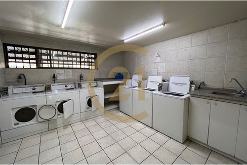 Departamento Cercano A La Rotonda Atenas
