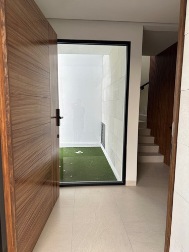 Excelenta Casa En Lomas, Calidad Y Ubicacion Excelente. Oportunidad