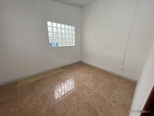 Alquiler De Hermoso Apartamento Punta De Rieles, Tipo Casita, Lugar Para 2 Autos, 1 Dormitorio, Patio, Sin Gastos Comunes, A Nuevo!! Muy Segura
