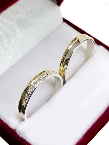 Anillos de compromiso y casamiento sale