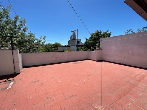 Hermosa Casa En Dos Plantas. Terraza Y Quincho.