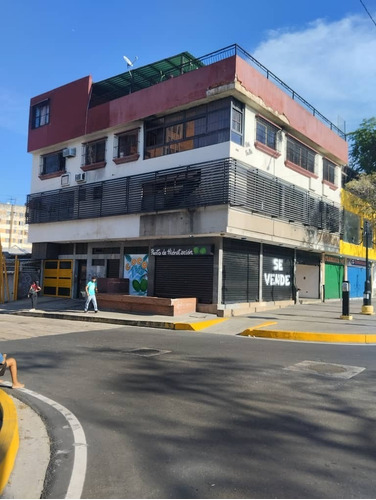 Edificio De Esquina Ubicado En Av. Bolívar, Sector La Ceiba - Carol Rubio 