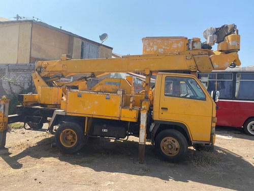 Imagen 2 de 10 de Camion Alza Hombre Isuzu Sn140