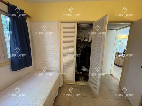 Casa En Playa Mansa, 5 Dormitorios Y 4 Baños.