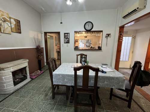 Casa En Reciclado Con Múltiples Ambientes Y Potencial En Ramos Mejía A La Venta
