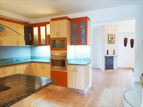 En Venta Casa De 2 Plantas Precio De Oportunidad, Cocina Concepto Abierto, Calle Cerrada, Urbanización Alto Hatillo. Ln