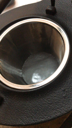 Imagen 2 de 4 de Tetera Fundicion Colador En Acero Inoxidable Te Hebras 1.2 L