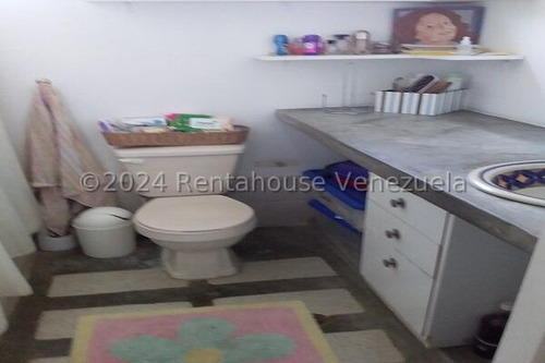 En Venta Casa Varios Niveles Ubicada En Buena Zona Del Hatillo 24-28093