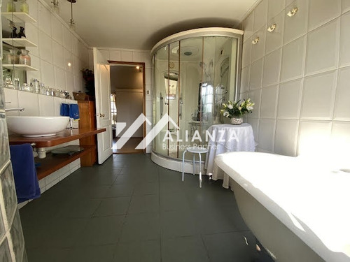 Gran Casa Familiar Con Excelente Ubicación