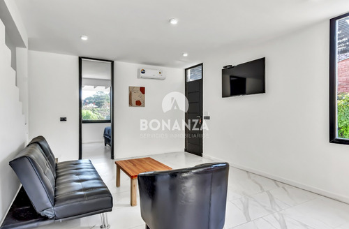 Casa En Venta A 50 Metros De La Playa. Piriápolis - Punta Colorada. Piscina 3 Dormitorios, 3 Baños