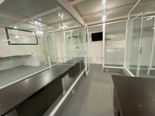 Maikelly Zabala Alquila, Buen Comercial Con Ubicación En La Zona Este Barquisimeto, Cuenta Con Oficina Amoblada Y 600 Mt2, Mz