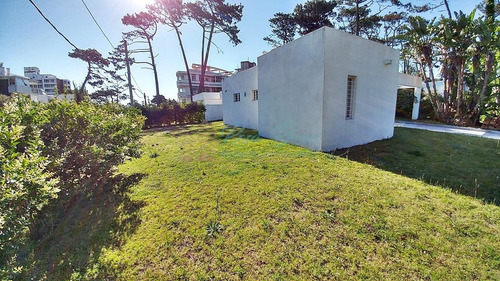 Casa En Venta Playa Mansa 3 Dormitorios- Ref: 6057