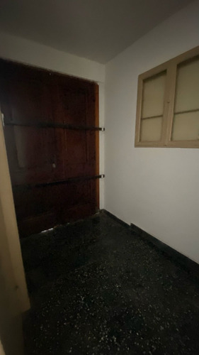Salon Al Frente Entrada Independiente Con Vivienda (sin Expensas)
