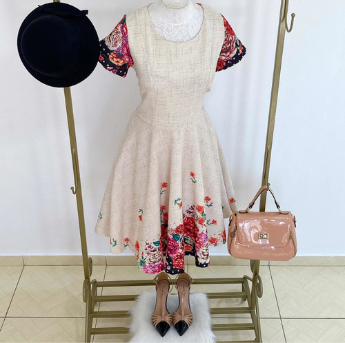 Imagem 2 de 8 de Vestido Midi Rodado Com Manga Bege Floral