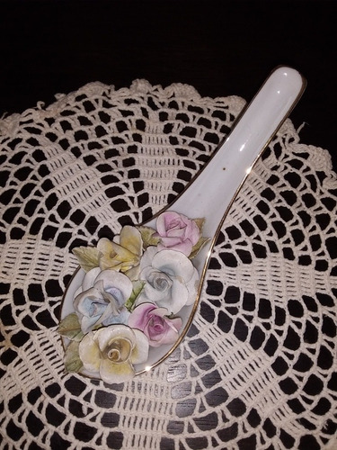 Antiguo Adornito De Porcelana Con Flores En Relieve (Usado)