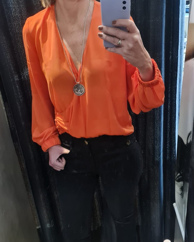 Imagem 2 de 5 de Blusa Decote Transpassado Com Botão Laranja Maria Valentina
