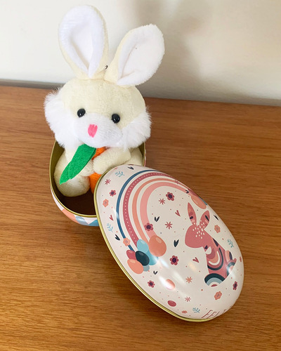 Bonito conejito de peluche y huevo de hojalata de color crema