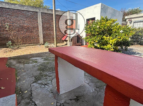 Casa En Alquiler, Zona Tranquila, 2 Dormitorios Y Patio Con Churrasquera, San José De Mayo