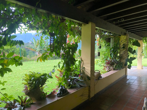 Bellísima Casa Estilo Finca Con Vista Al Avila Ubicada En La Lagunita, En Un Sitio Privilegiado Y Con Vista Al Avila. Toda Una Joya Y Está Impecablemente Bien Conservada.