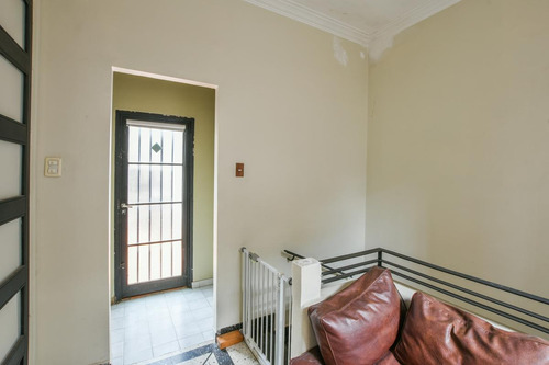 Casa De Pasillo En Venta De 4 Dormitorios Con Parrillero Y Cochera Centro