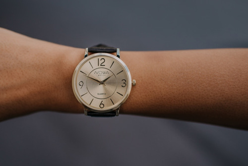 Imagem 2 de 5 de Relógio Nowa Feminino Dourado Couro Nw1412k Brinde Original